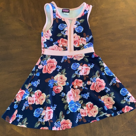 Adorable Sleeveless floral dresses - Picture 3 of 3